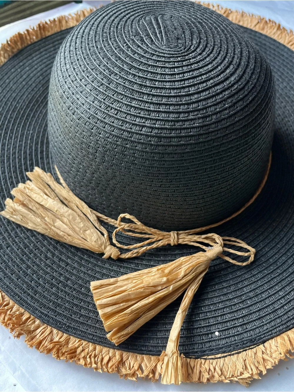 Jane & Berry Black Wide-Brim Straw Sun Hat with Tan Tassel Trim